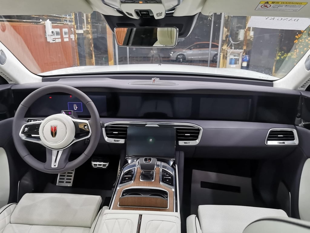 hongqi-h9-va-e-hs9-nhai-rolls-royce-ve-viet-nam-3